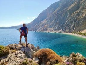 在海边徒步旅行, 克里斯·艾略特背对着镜头，俯瞰克里特岛的卢特罗湾, 希腊.